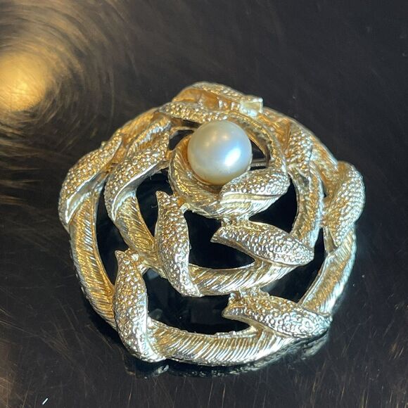 Vintage Faux Pearl Brooch Pin Brushed Gold Tone Stylized Flower Textured Metal - Picture 5 of 6